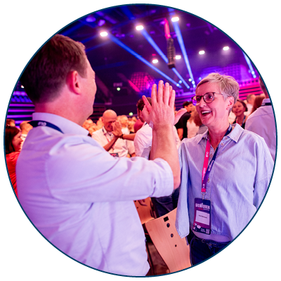 Zwei Personen klatschen sich gegenseitig in die Hände